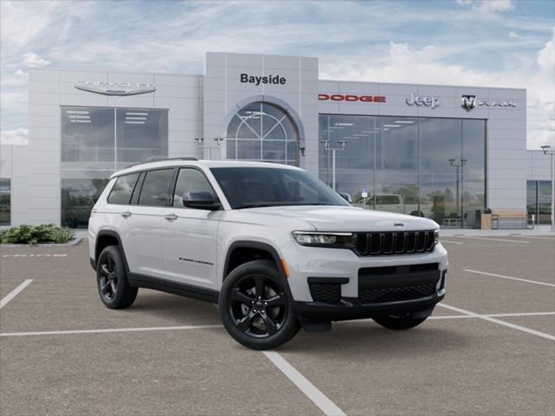 2025 Jeep Grand Cherokee Altitude photo 3