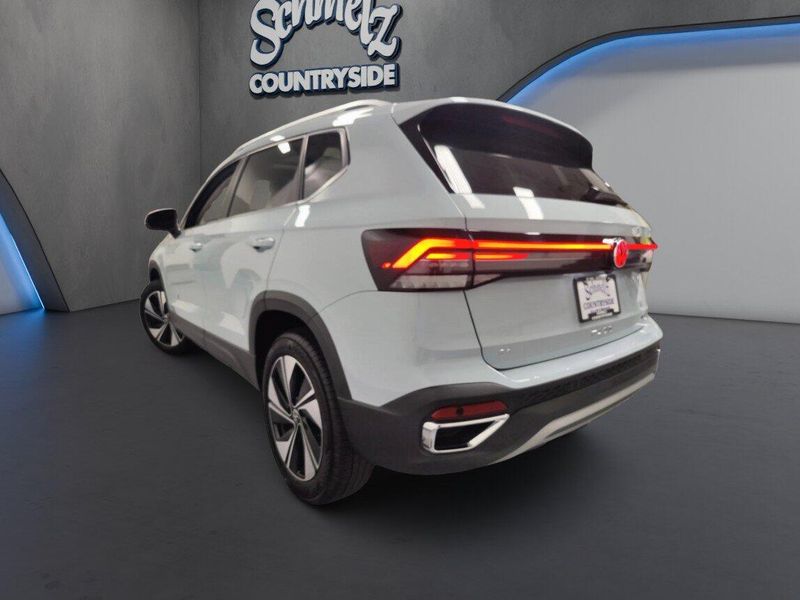 Used 2025 Volkswagen Taos SE AWD w/SunroofImage 11