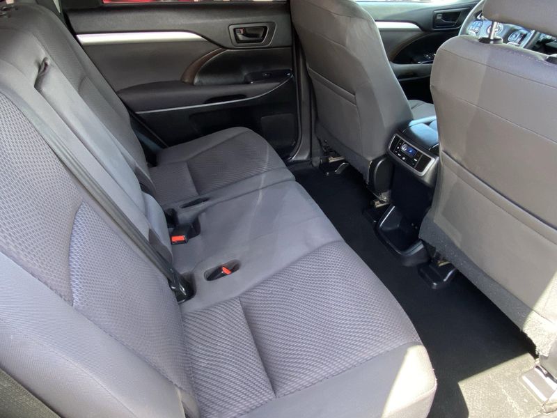 Used 2018 Toyota Highlander LEImage 12
