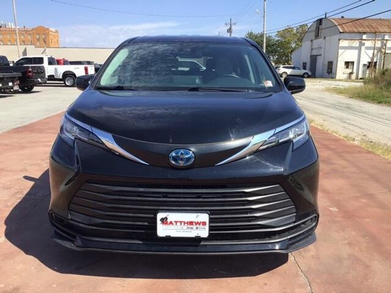 2023 Toyota Sienna LEImage 7