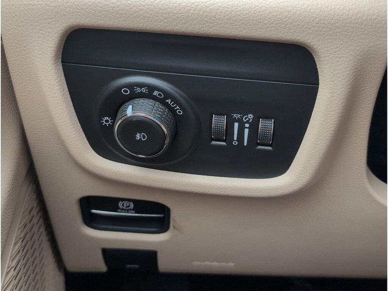 New 2025 Jeep Grand Cherokee Limited 4x2Image 27