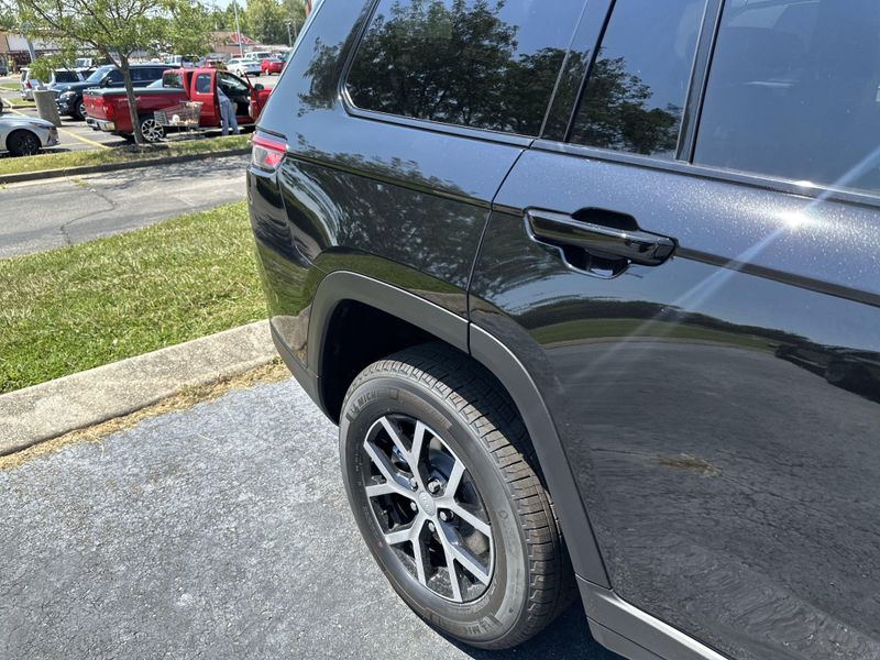 New 2025 Jeep Grand Cherokee L Limited 4x4Image 5