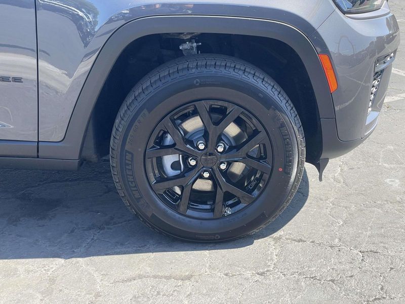 New 2026 Jeep Grand Cherokee Laredo Altitude 4x2