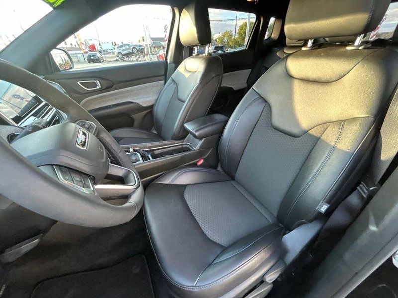 Used 2025 Jeep Compass LatitudeImage 11