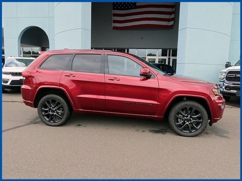 2021 Jeep Grand Cherokee Laredo XImage 2