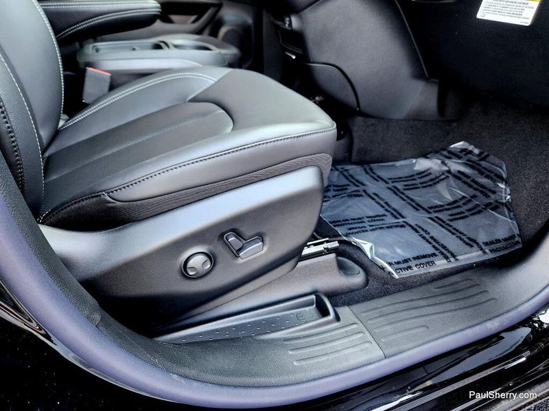 New 2027 Chrysler Pacifica Select