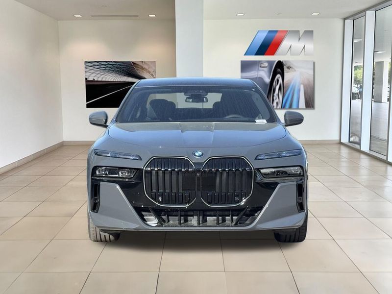 2025 BMW i7 xDrive60Image 3