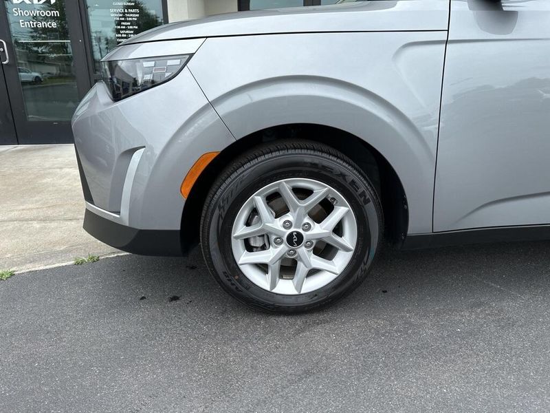 2023 Kia Soul LXImage 11