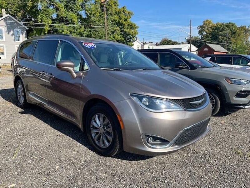 Used 2017 Chrysler Pacifica Image 5