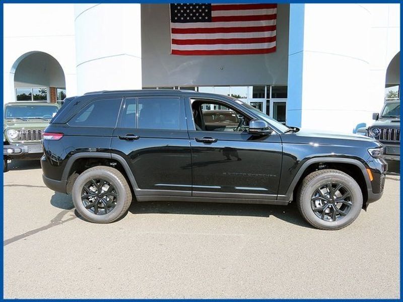 2024 Jeep Grand Cherokee Altitude XImage 2