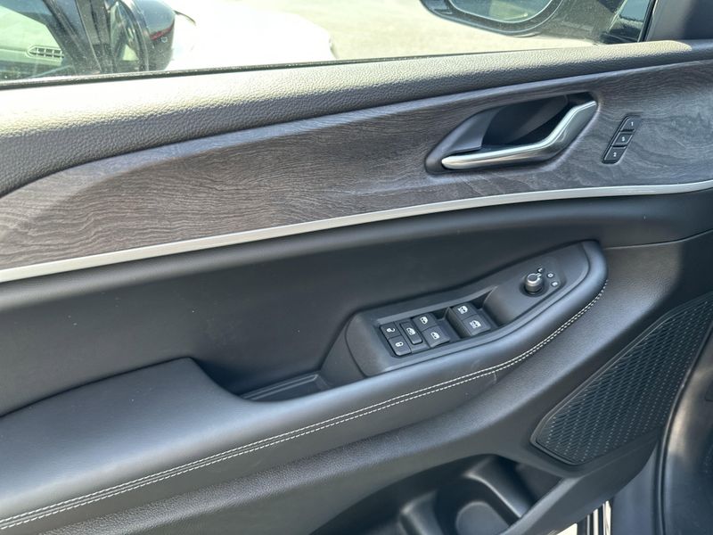 New 2025 Jeep Grand Cherokee L Limited 4x4Image 21