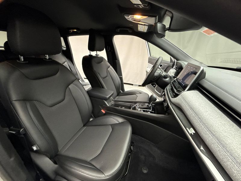 New 2025 Jeep Compass Latitude 4x4Image 17