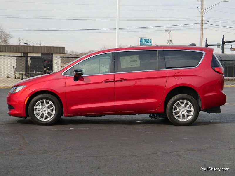 2025 Chrysler Voyager LXImage 9