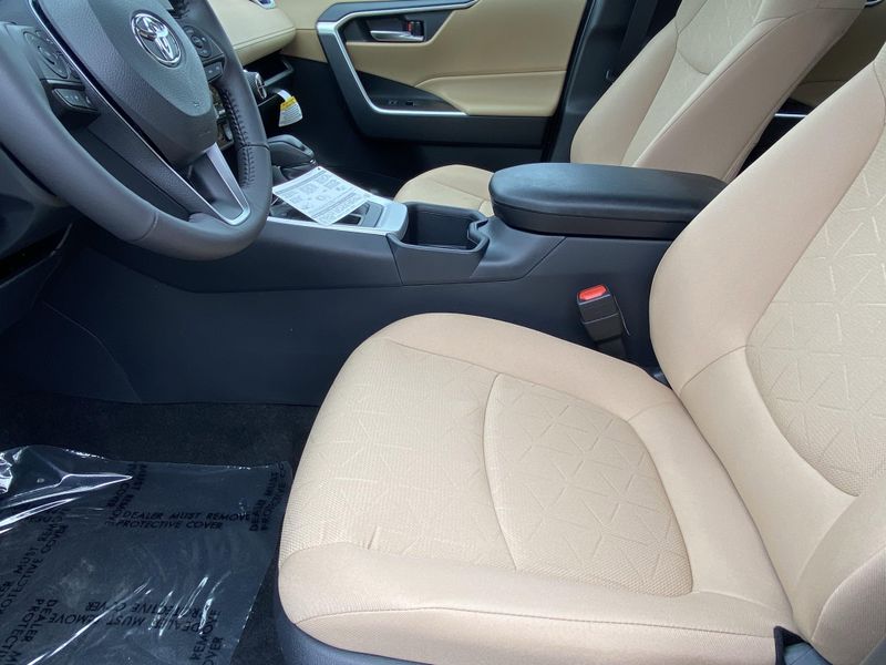 2025 Toyota RAV4 XLEImage 14