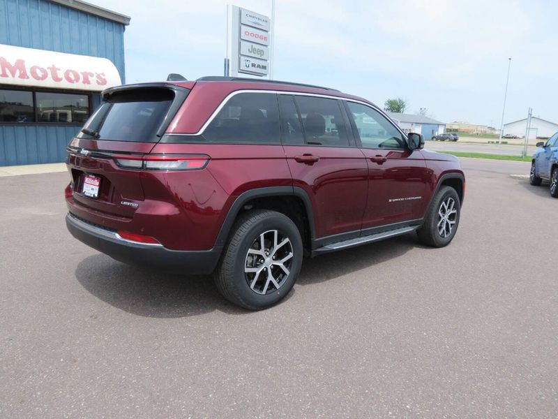 Used 2025 Jeep Grand Cherokee Limited 4x4 4dr SUVImage 5