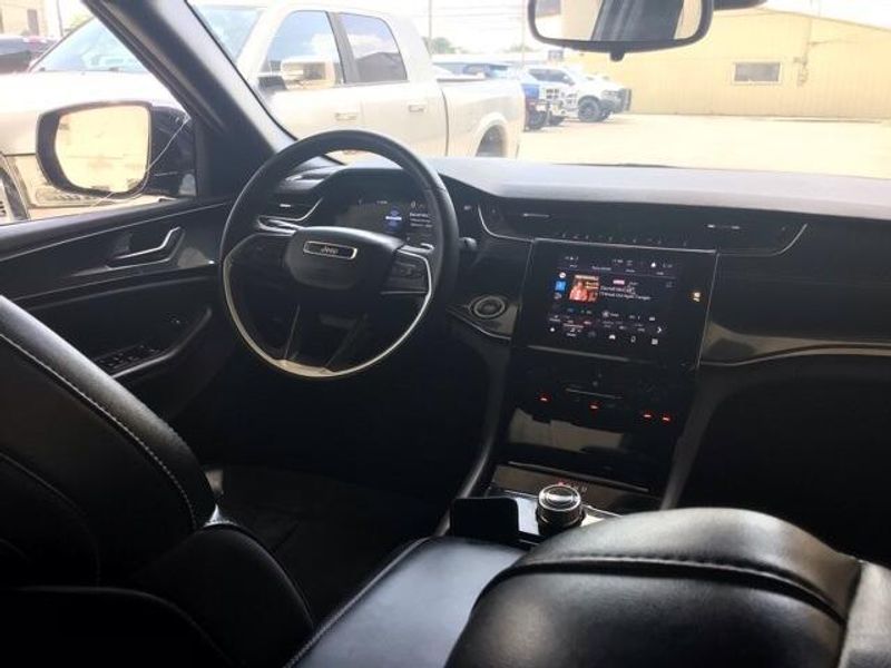 Used 2023 Jeep Grand Cherokee L AltitudeImage 13