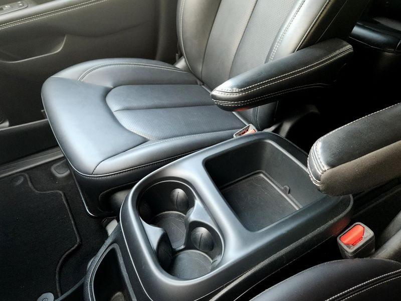 Used 2025 Chrysler Pacifica Select