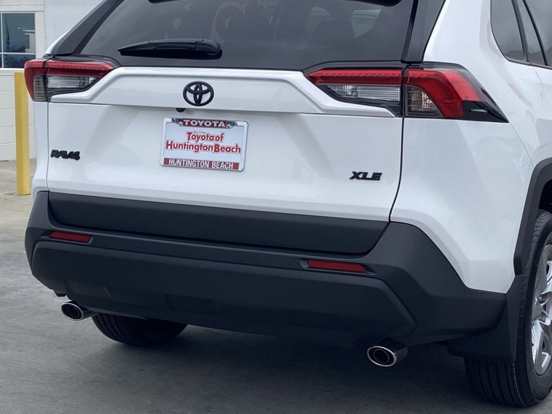 2025 Toyota RAV4 XLEImage 4