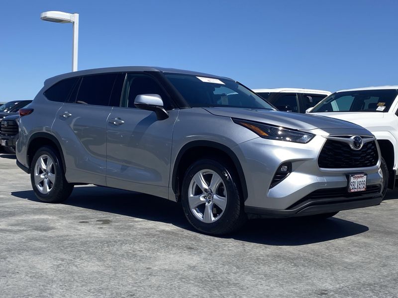 Used 2022 Toyota Highlander LEImage 2