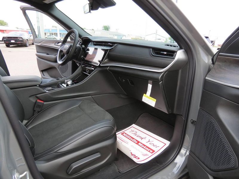New 2027 Jeep Grand Cherokee L Laredo Altitude 4x4Image 12