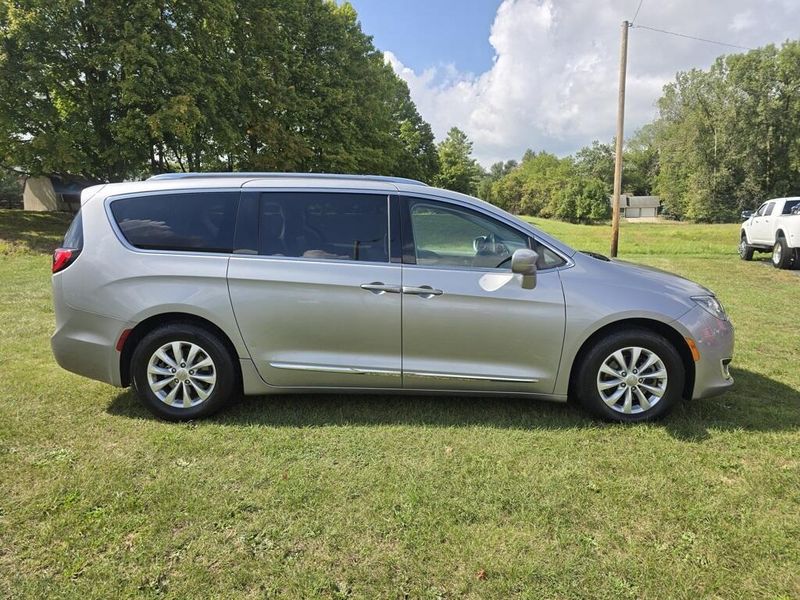 2018 Chrysler Pacifica Touring Plus photo 4