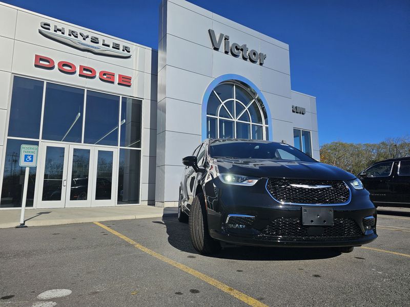 New 2026 Chrysler Pacifica Select AwdImage 2