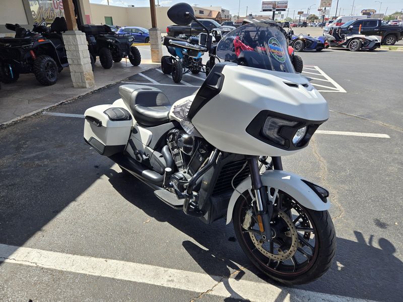 2020 Indian Motorcycle CHALLENGER DARK HORSE WHITE SMOKE Image 1