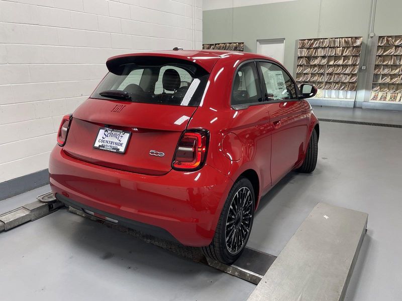 2024 Fiat 500e Inspi(red)Image 2