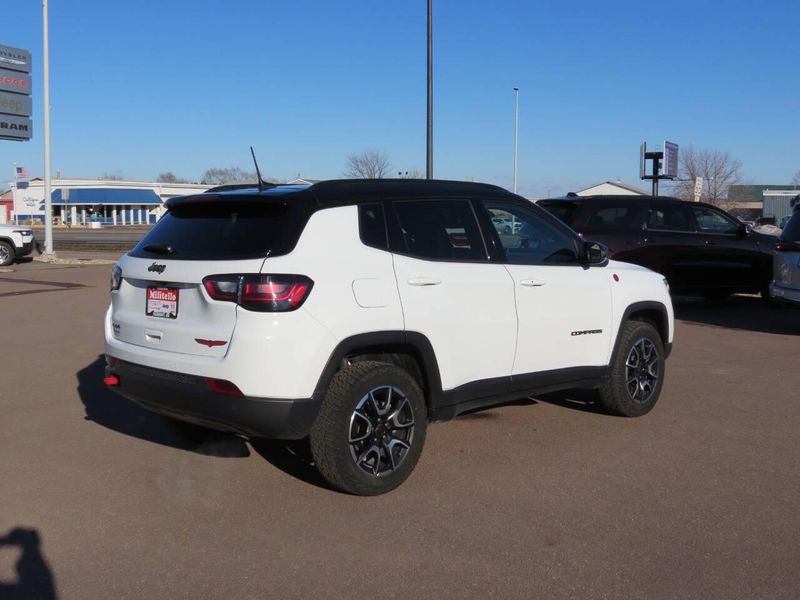 Used 2025 Jeep Compass Trailhawk 4x4 4dr SUVImage 4