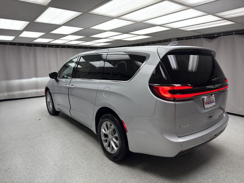 New 2026 Chrysler Pacifica Select AwdImage 2