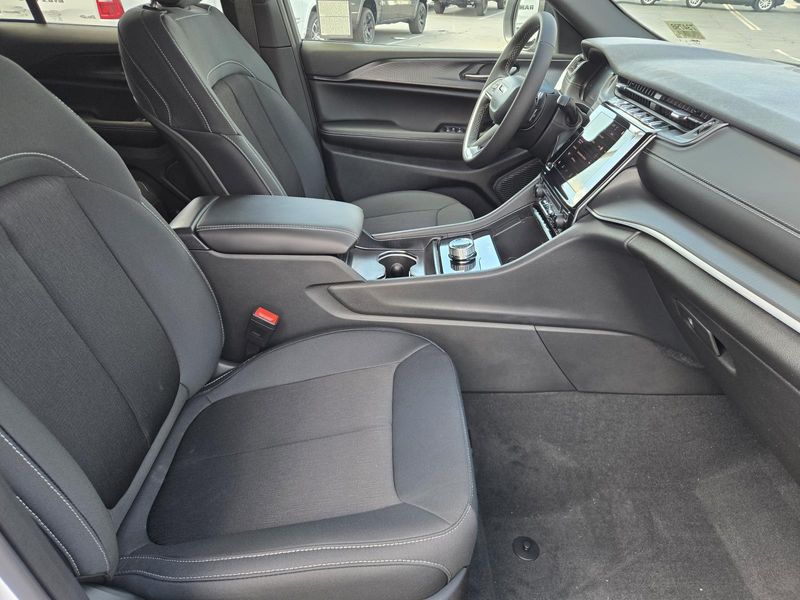 New 2026 Jeep Grand Cherokee Laredo 4x2