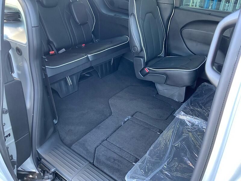 2026 Chrysler Pacifica Limited photo 21