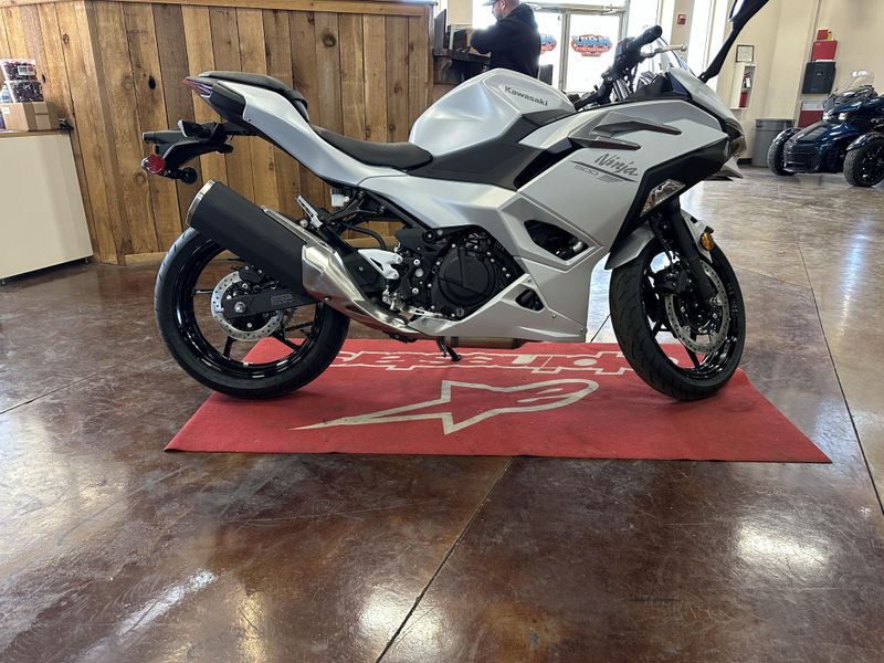 2025 Kawasaki NINJA 500 METALLIC MATTE WHITISH SILVER AND METALLIC MOONDUST GRAYImage 4