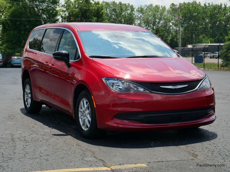 New 2025 Chrysler Voyager LXImage 33