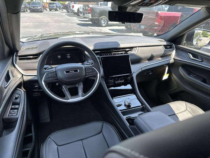 New 2025 Jeep Grand Cherokee L Limited 4x4Image 18