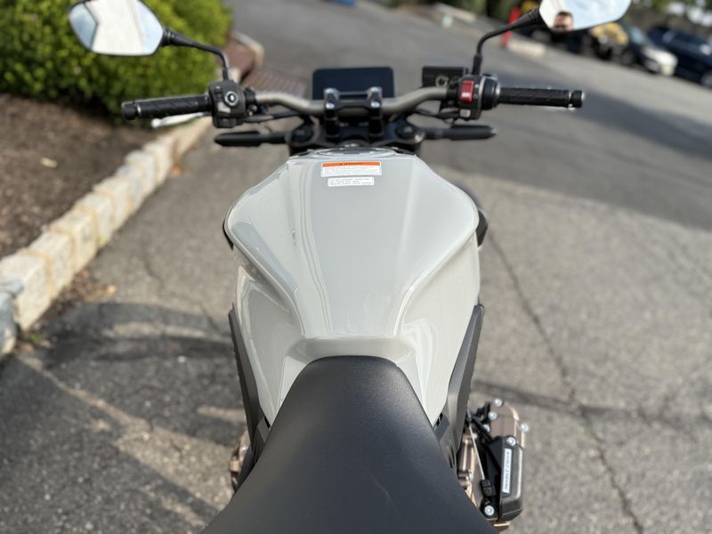 2025 Honda CB650R ECLUTCHImage 6