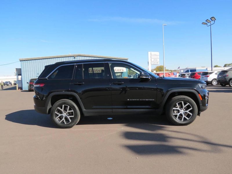 2023 Jeep Grand Cherokee Limited 4x4 4dr SUVImage 3