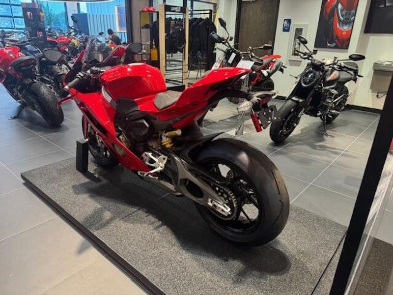 New 2025 Ducati Panigale V4 