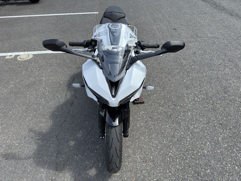 2025 Triumph Daytona 660 - SNOWDONIA WHITE - SAPPHIRE BLACK 