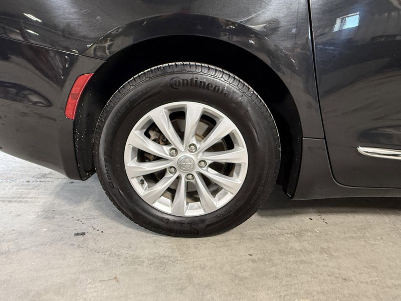 Used 2018 Chrysler Pacifica Touring LImage 7