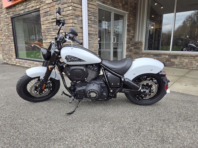 2024 Indian Motorcycle CHIEF BOBBER GHOST WHITE MTLC SMK 49ST Base Image 1