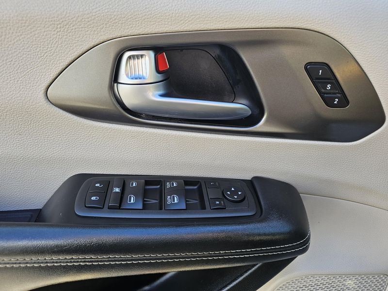 Used 2022 Chrysler Pacifica Touring LImage 17