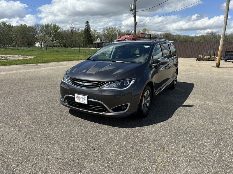 2018 Chrysler Pacifica Hybrid LimitedImage 4