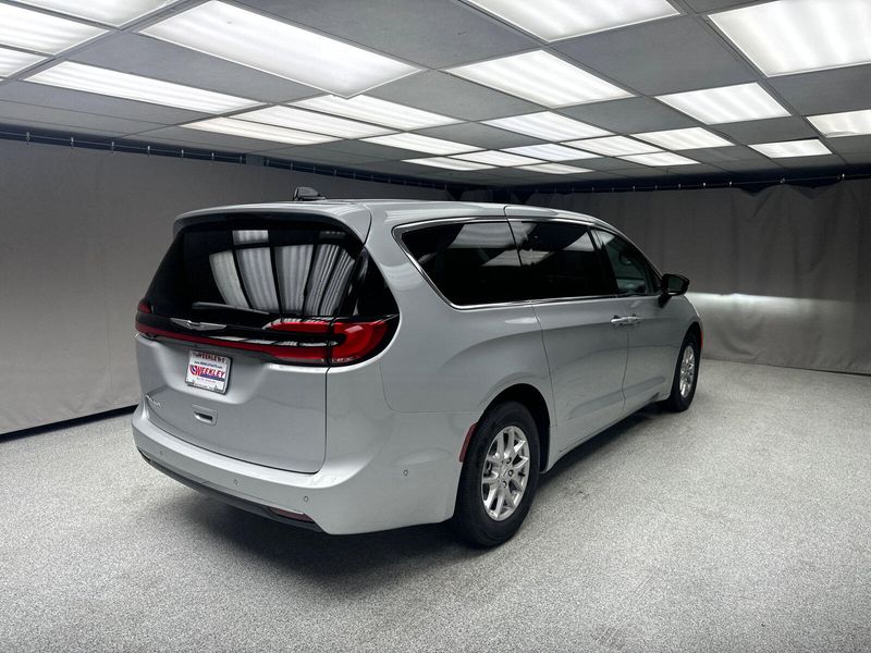 2024 Chrysler Pacifica Touring LImage 4