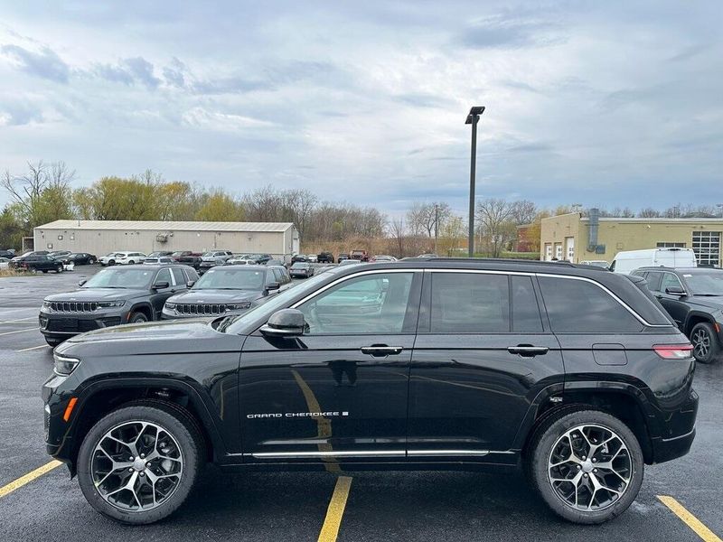 2025 Jeep Grand Cherokee Summit Reserve 4x4Image 4