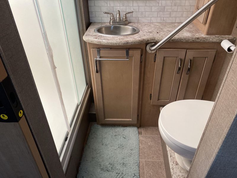 Used 2017 THOR CHATEAU 31Y Image 23