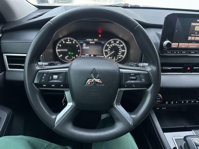 2022 Mitsubishi Outlander ES photo 2