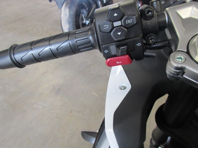 NEW 2026 CFMOTO 300SS Image 18