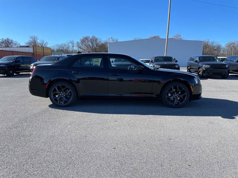 2023 Chrysler 300 Touring photo 7