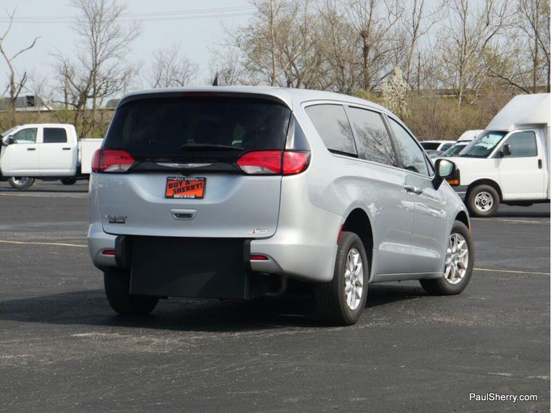 2023 Chrysler Voyager LXImage 25